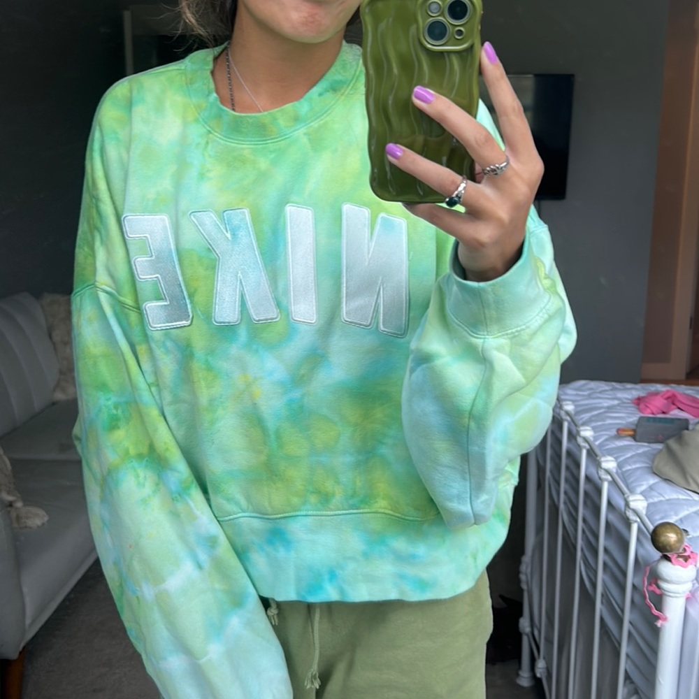 tie dye nike cropped crewneck